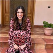 Studentessa universitaria spartisce ripetizioni di economia,chimica